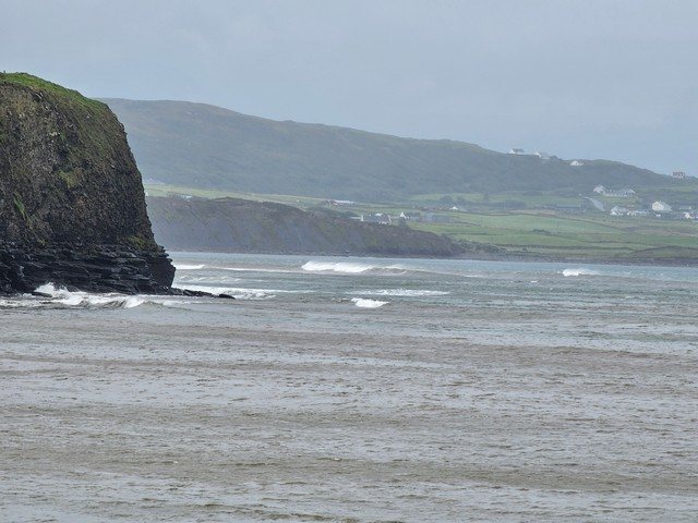 Clean waves breaking at Cregg